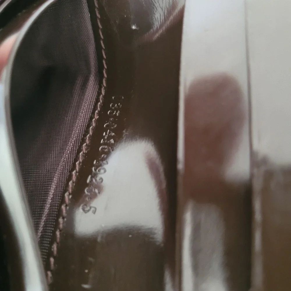 Gucci Vintage Brown Patent Leather Interlocking G Bifold Wallet 035-0416-1926-5